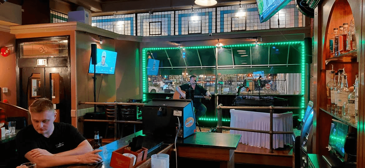 Live performer on stage at Pearly Baker's Alehouse